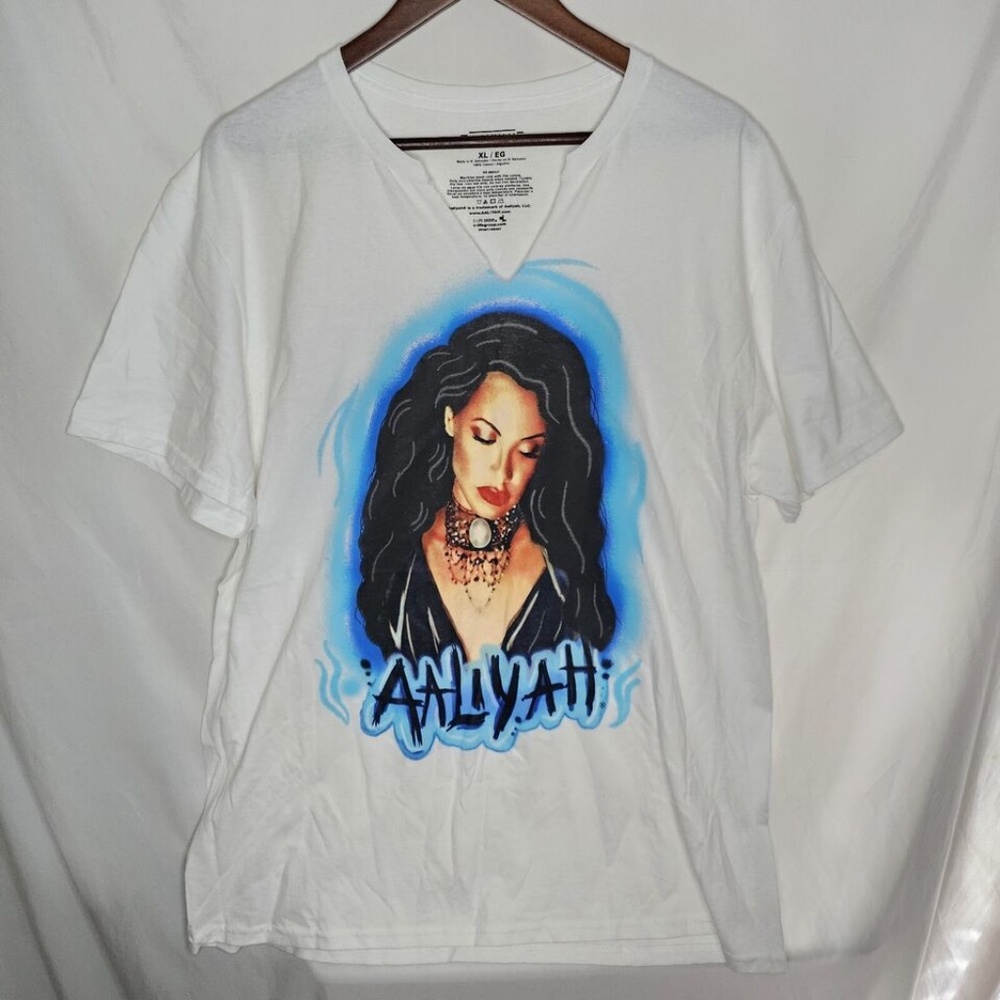 Aaliyah White Airbrush Portrait R&B Singer 90s Retro Graphic Shirt V Neck Sz XL